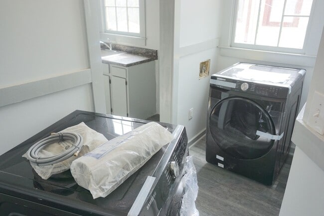 Building Photo - 2 BED | 1 BATH | JUST RENOVATED | VICTORIA...