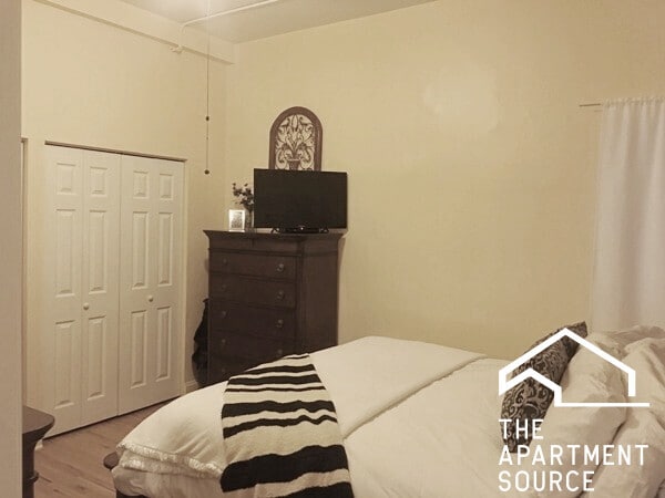 Building Photo - 914 Green Bay Rd