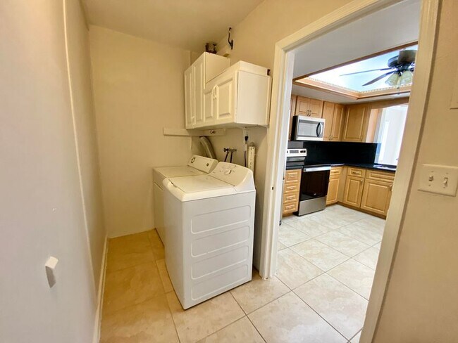 Building Photo - 213 NE 9th Ave