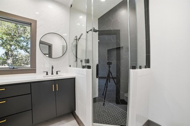 Building Photo - 2700 Marina Shores Dr