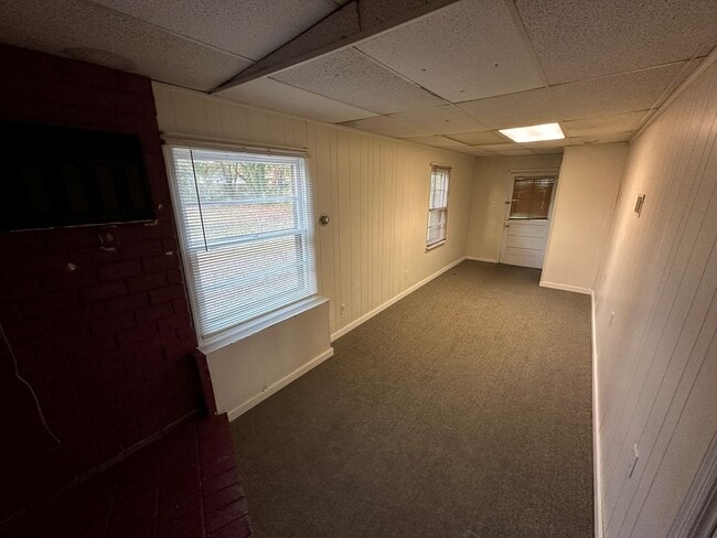 Building Photo - Rancher with Large Back Yard!