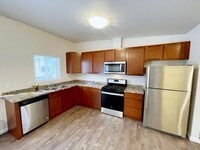 Building Photo - 137-137 Willow View Circle