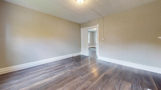 Building Photo - Clark/Fulton - 4 bed/1 bath - Single Family Home