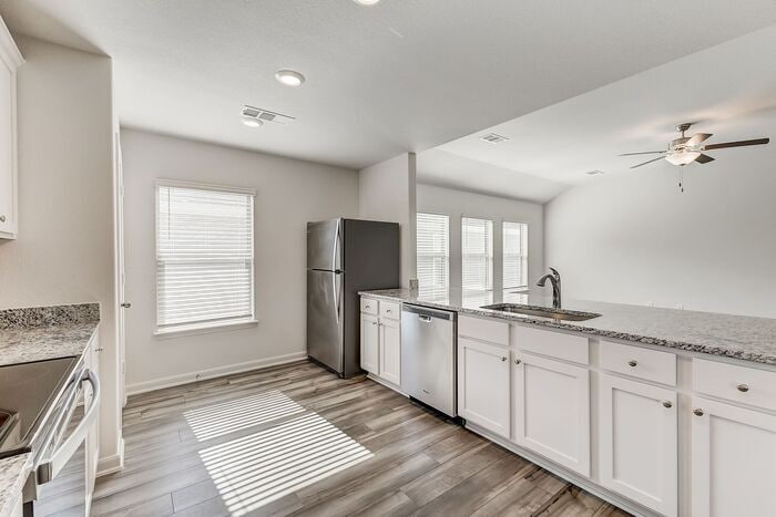 Building Photo - 512 Trinity Trl