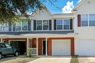 Building Photo - Enjoy this beautifully updated 3 Bed/3 Bat...