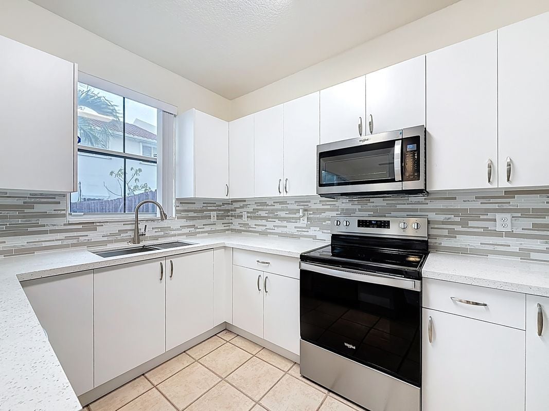 Building Photo - 4330 NW 114th Pl