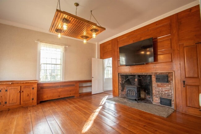 Building Photo - 267 N River Rd