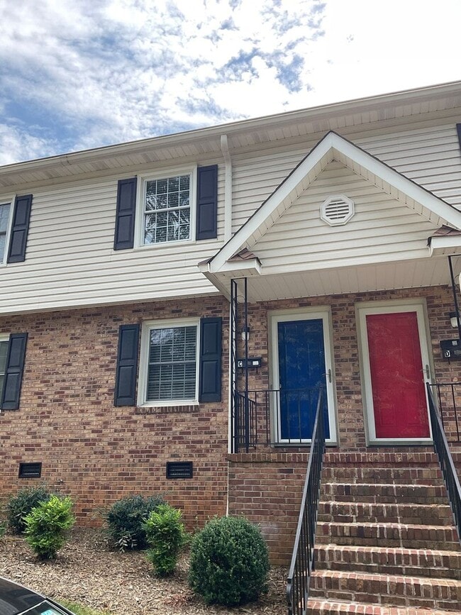 Building Photo - Spacious 2 Bedroom Apartment Available Now!