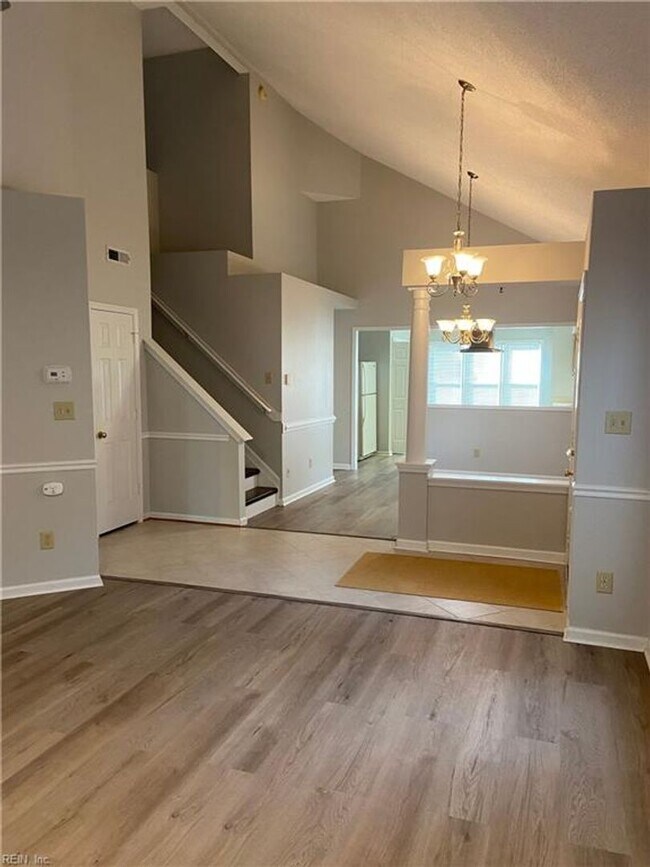 Building Photo - Move In Ready Townhouse in Yorktown