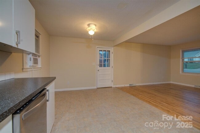 Building Photo - 421 E McLelland Ave