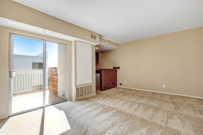 Building Photo - Spacious & Bright 3BR Condo with Bonus Room, Secured Parking & Hollywood History!