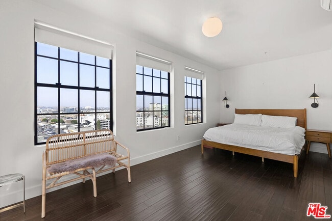 Building Photo - 746 S Los Angeles St