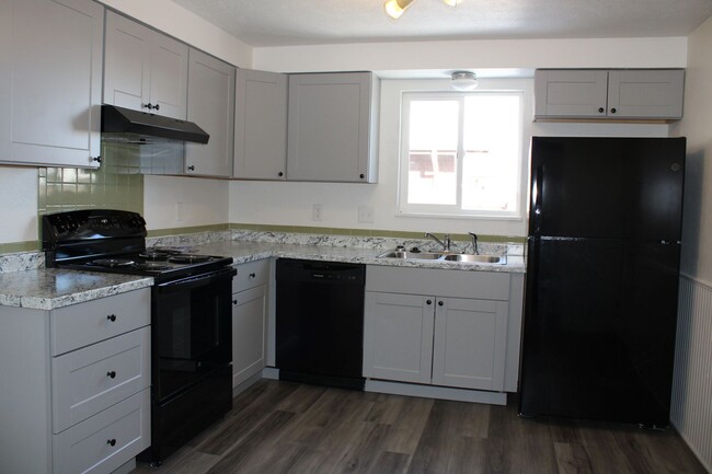 Building Photo - Wonderful Remodeled Duplex in the Heart of...