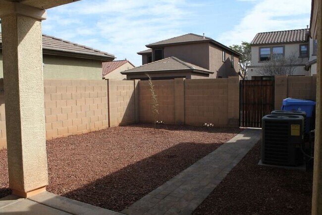 Building Photo - Beautiful 4 Bedroom in Lyons Gate!