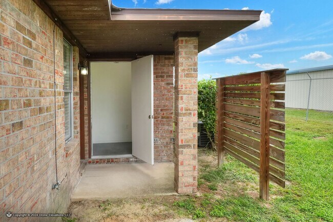 Building Photo - Cozy 2 Bedroom Apartment Eagle Lake