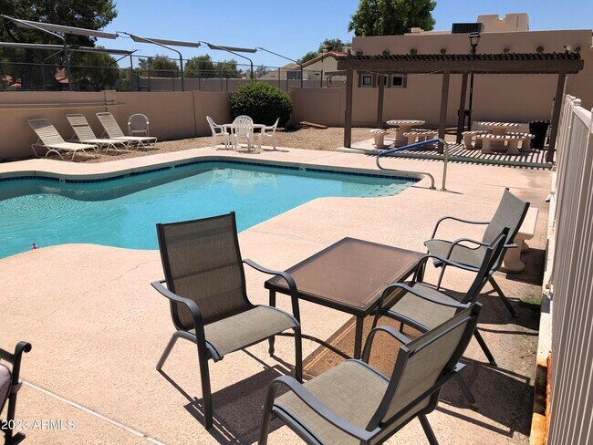 Building Photo - 6527 N 13th Dr