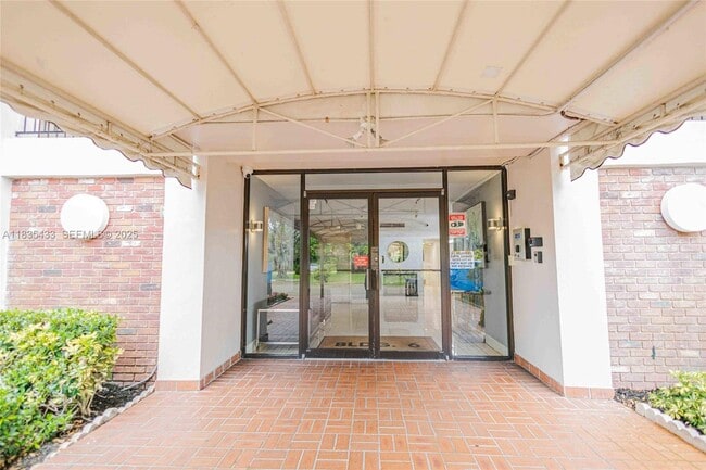 Building Photo - 2751 N Palm Aire Dr