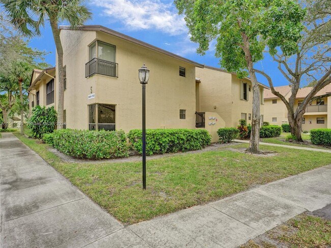 Building Photo - 3689 Cocoplum Cir