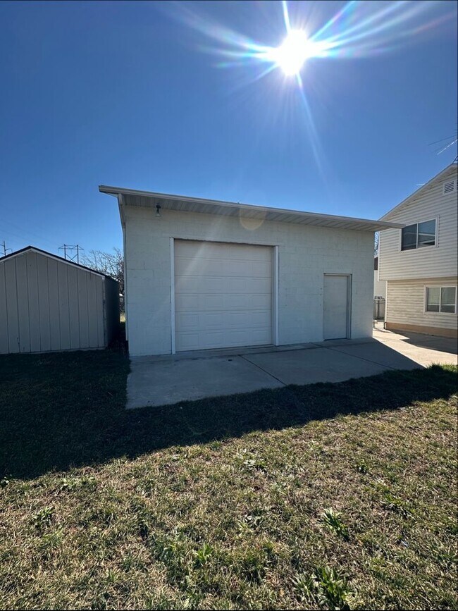 Building Photo - $1,800 Rent Credit! Spacious 5-Bed Clearfield Home with Garage & Fenced Yard