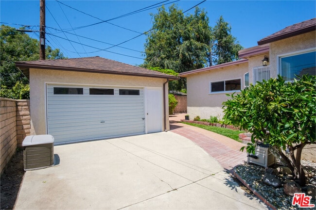 Building Photo - 10707 Flaxton St