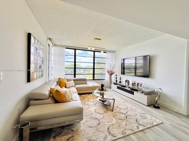 Building Photo - 1528 Whitehall Dr