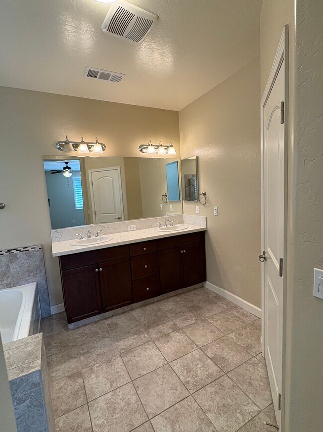Building Photo - SE Visalia home Coming Soon!!
