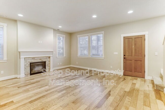 Building Photo - 570 SW 201st Ave