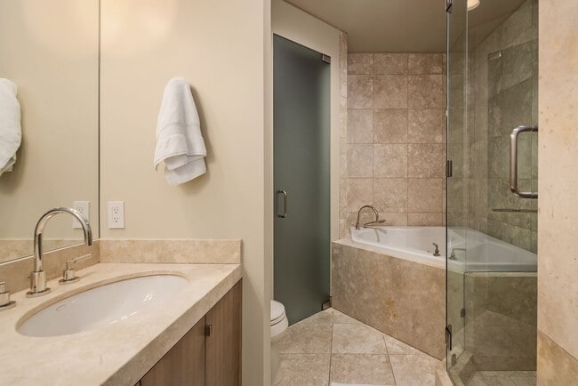 Building Photo - 3Bd/2.5Ba Bellevue Condo