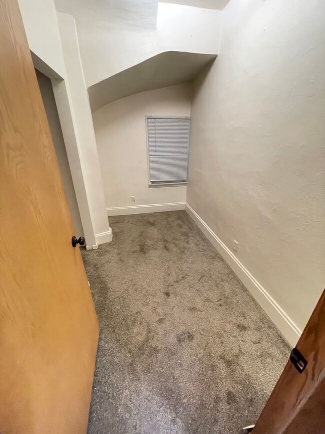 Building Photo - 410 N 52nd Ave W