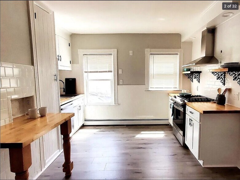 Building Photo - 1129 Main St