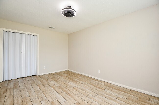 Building Photo - 2803 Green Fields Dr