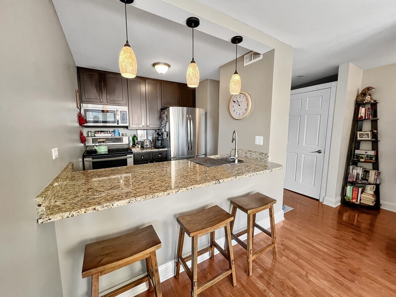 Building Photo - 1540 N La Salle Dr