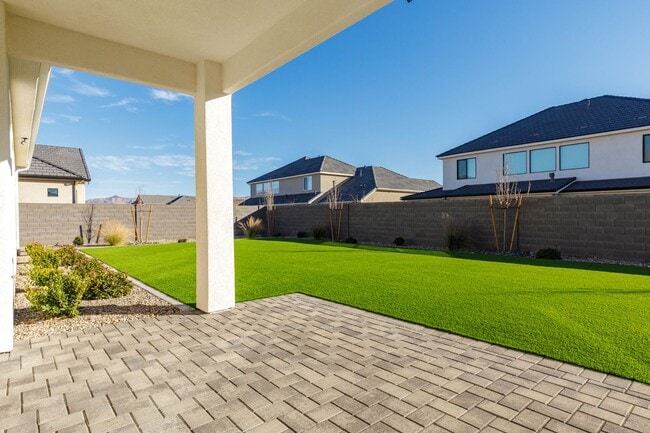 Building Photo - 6 bed / 4 bath / 3 car garage custom home in Pecan Valley