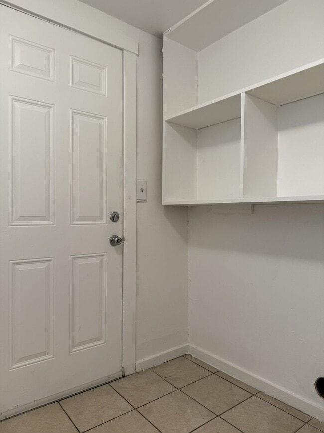 Building Photo - Sweet 2/1 Available NOW!!!