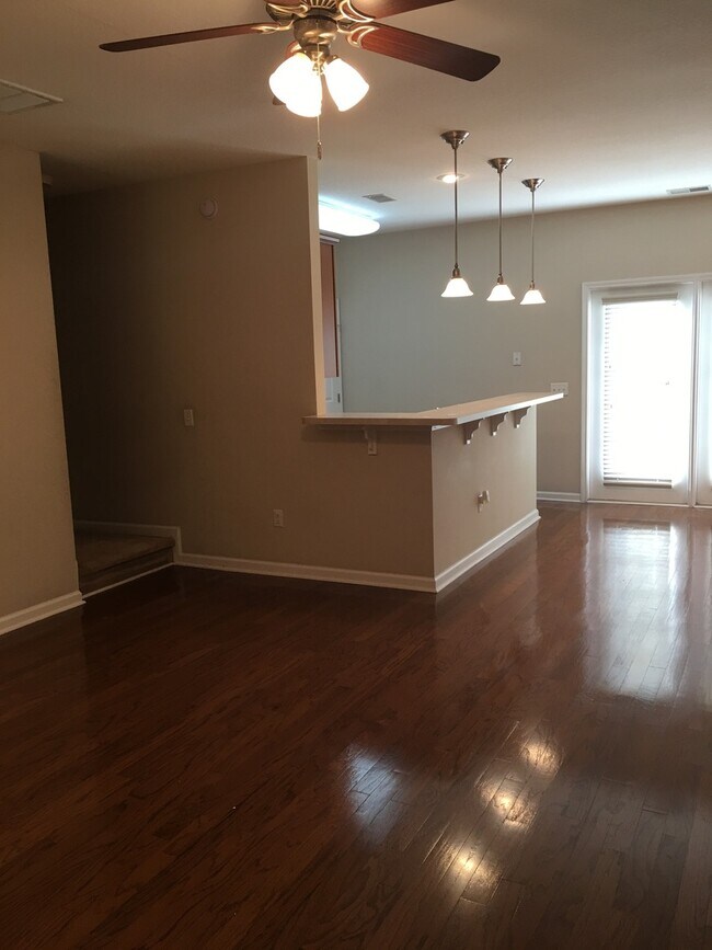 Building Photo - Townhome Available in Richmond Hill City Limits!
