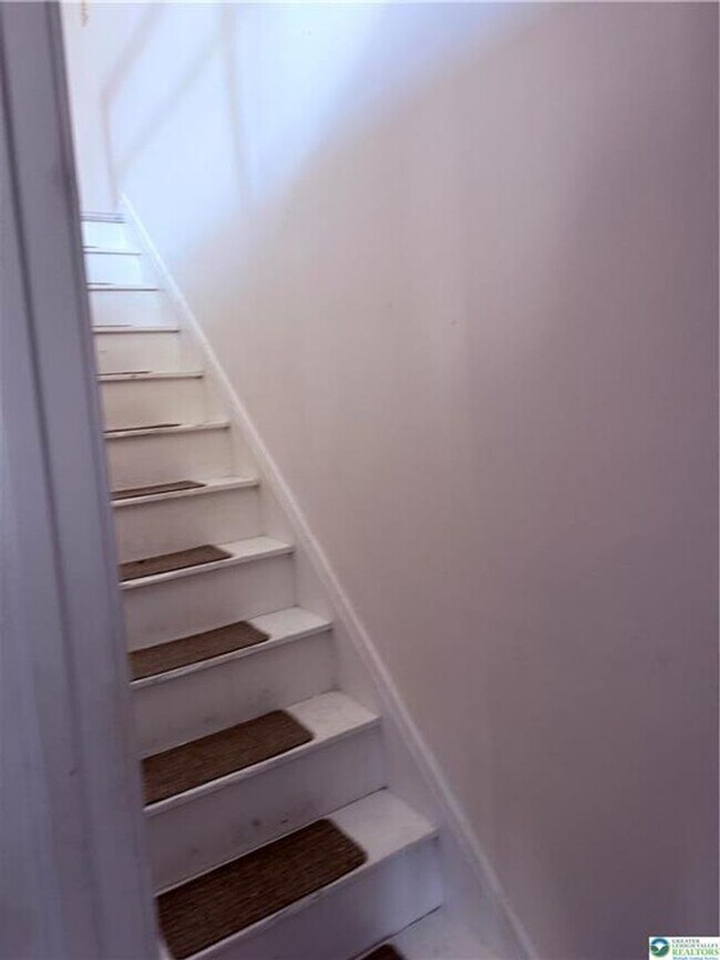 Building Photo - 3 bedroom 1 bathroom