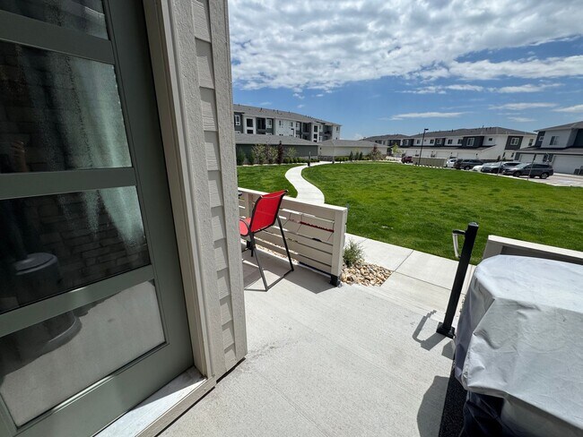 Building Photo - Modern 3-Bed, 2-Bath Townhome with Spaciou...