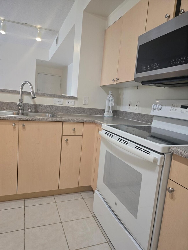 Building Photo - 7970 N Nob Hill Rd