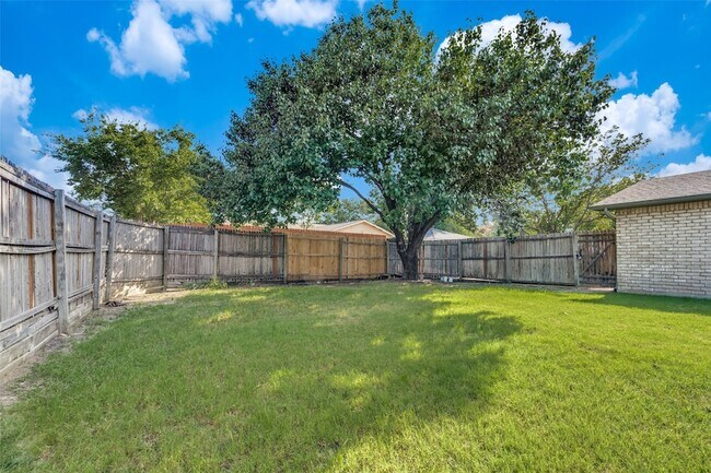 Building Photo - 5096 Thompson Dr