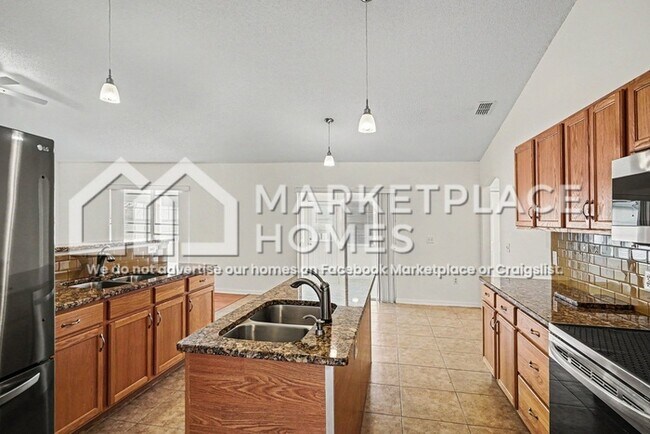 Building Photo - 830 Painesville St SE