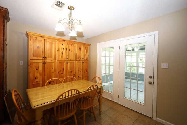 Building Photo - Available Soon! 413 Byson Circle