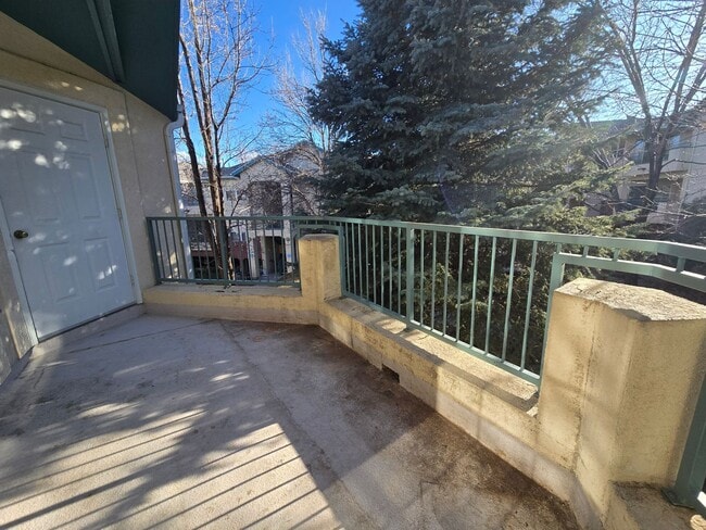 Building Photo - Fresh 2 bedroom, 2 bathroom condo located in Meadows on the Parkway in the heart of Boulder.