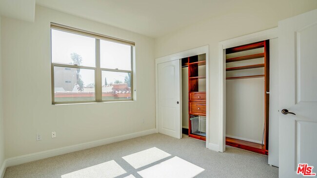 Building Photo - 5037 Rosewood Ave