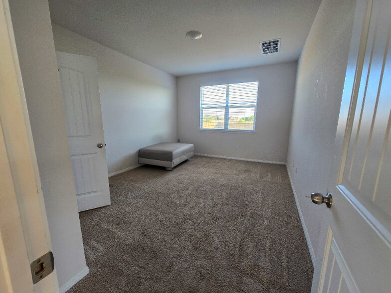 Building Photo - 109 Brody Ln