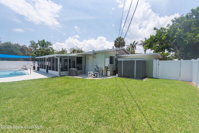 Building Photo - 347 S Lakeside Dr