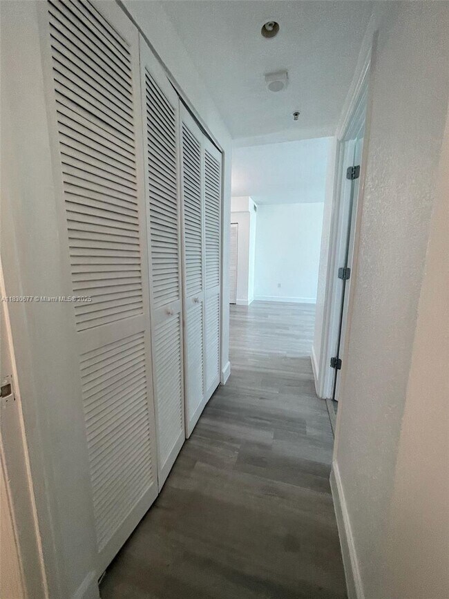 Building Photo - 7501 E Treasure Dr