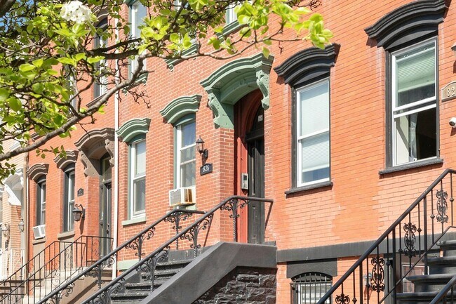 Building Photo - 826 Grand St