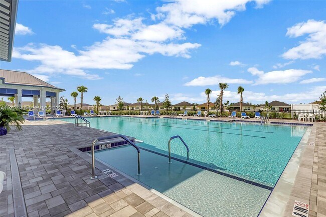 Building Photo - 400 SE Mulberry Wy