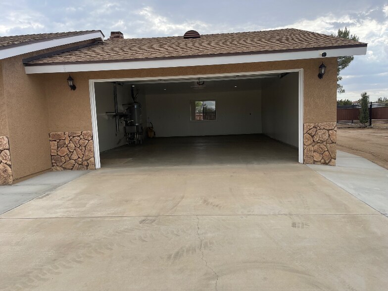 Building Photo - 8560 Oakwood Ave