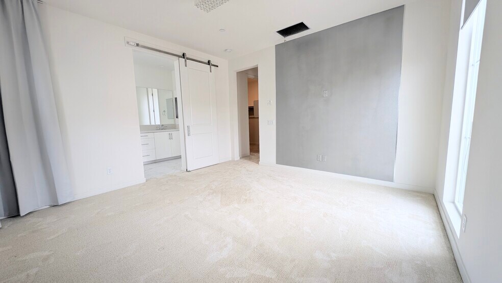 Building Photo - 450 Clubhouse Dr